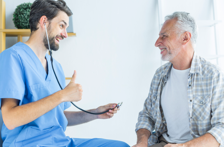 Médico con un estetoscopio soriendo con un paciente