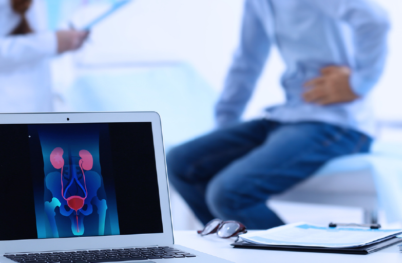 Paciente en consulta tocando su abdomen