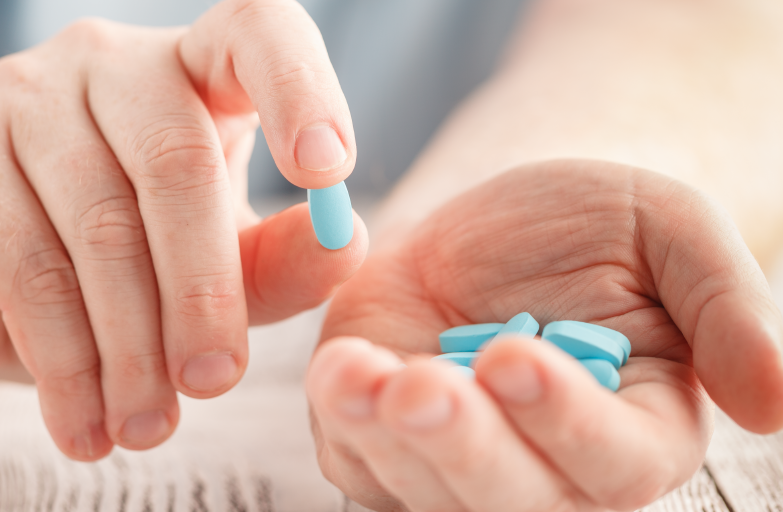 Manos de un hombre con medicamentos
