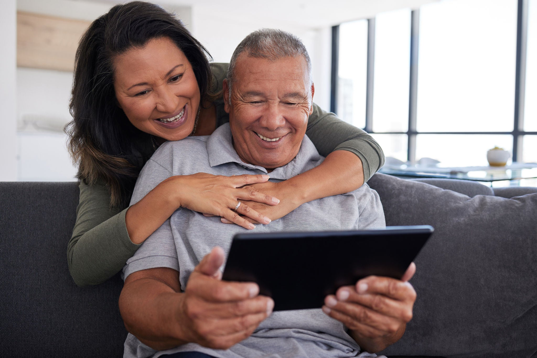 Paciente viendo una tablet con su familia