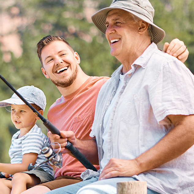 Dos hombres y un niño con varas de pesca