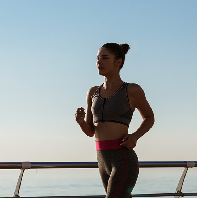 Mujer jóven corriendo