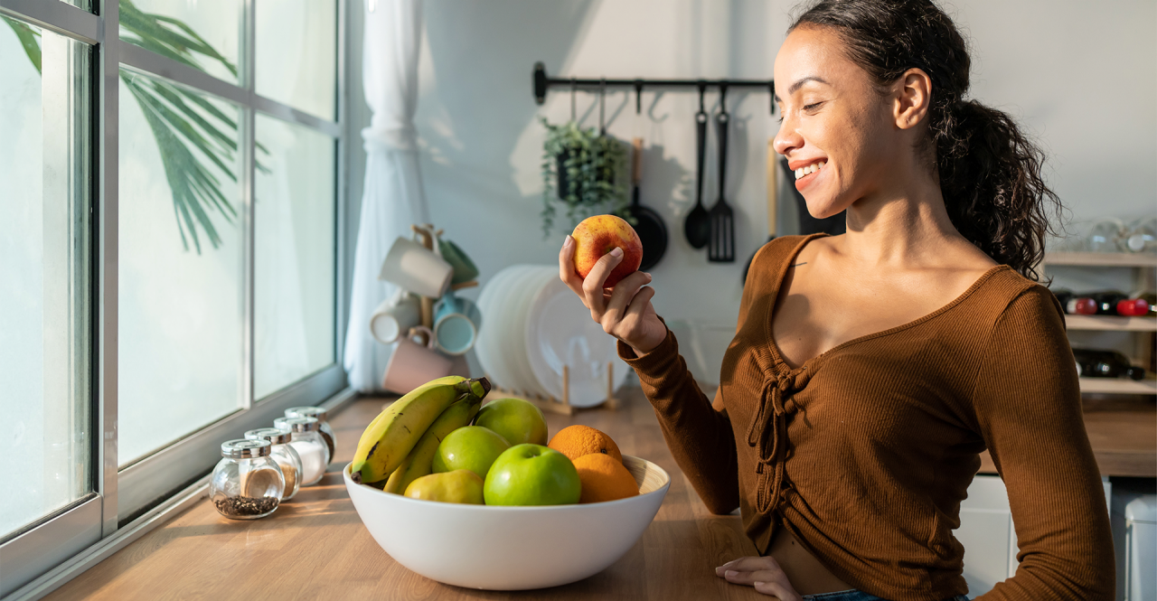 Mujer con fruta en mano