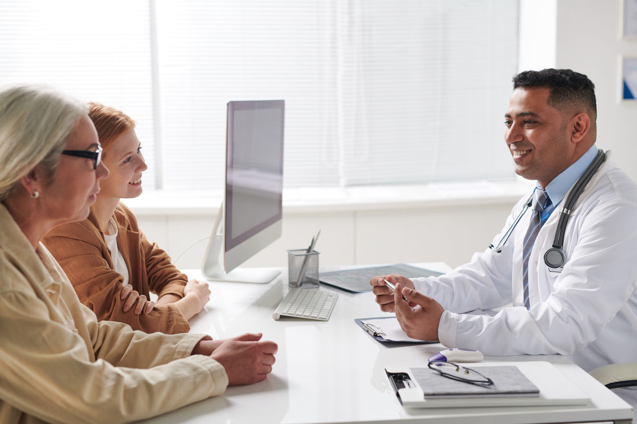 Doctor hablando con pacientes
