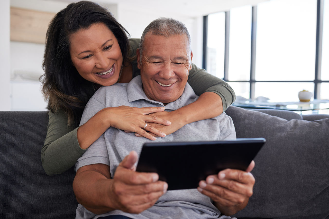 Paciente viendo una tablet con su familia
