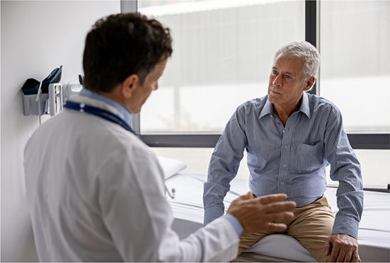 Médico conversando con un hombre mayor