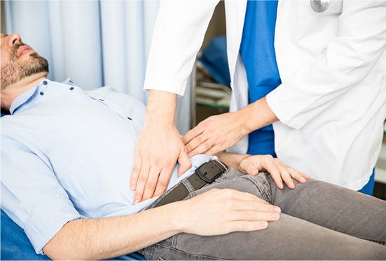 Médico tocando el abdomen de un paciente