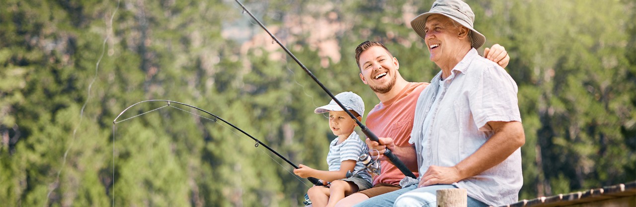 Dos hombres y un niño con varas de pesca